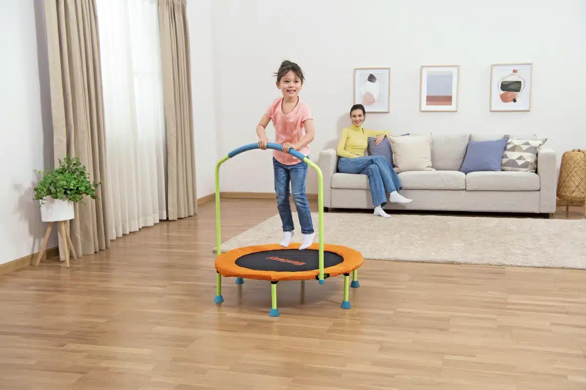 טרמפולינה מתקפלת לקטנטנים 91X96 עם מוט אחיזה | Bestway – תמונה 2